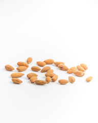 Almendras sobre fondo blanco