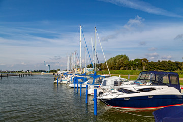 ein kleiner Hafen mit verschiedenen Booten