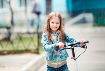Fototapeta na wymiar Little girl with scooter