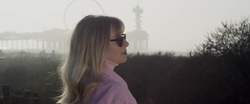 Frau l&auml;chelt in die Kamera im Hintergrund schevening