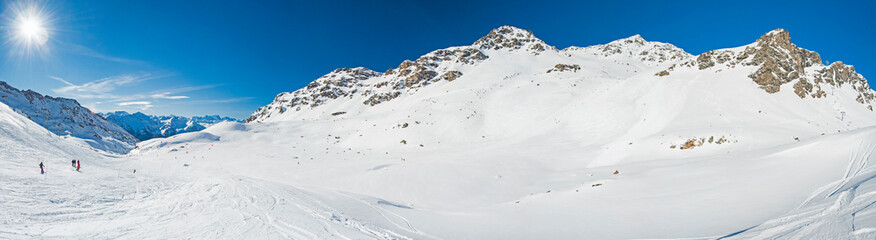 Obraz premium Panoramic view down snow covered valley in alpine mountain range