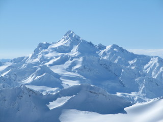 Obraz premium Snowy peaks of mount Elbrus on a bright cloudless day
