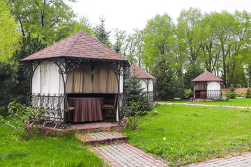 Obraz premium street houses for privacy at a restaurant on the street.