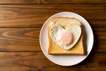 ハート型の目玉焼きをのせたトースト