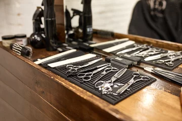 Store enrouleur Salon de beauté barber tools on wooden shelf and mirror in barbershop