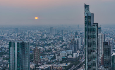 Fototapeta premium Sunset view in the Skybar in Bangkok, Thailand