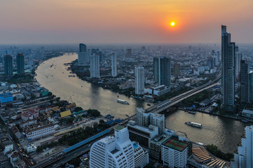 Obraz premium Sunset view in the Skybar in Bangkok, Thailand