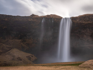 Obraz premium The Iceland Seljalandsfoss during cold Spring
