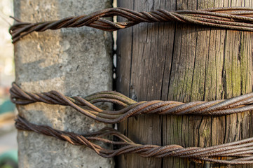 Obraz premium twisted rusty wire