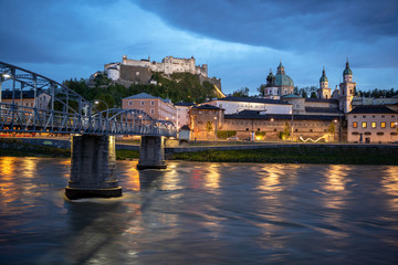 Obraz premium Festung Hohensalzburg und Brücke in der Abenddämmerung