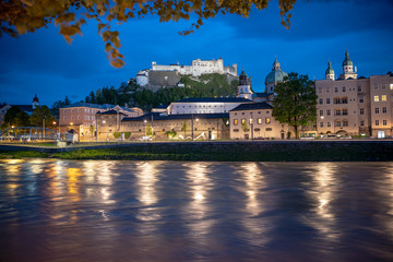 Blick auf die Veste Hohensalzburg in der blauen Stunde