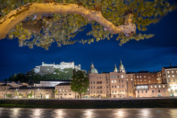 Blaue Stunde am Abend in Salzburg