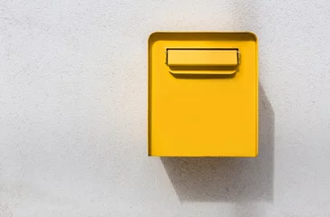 Gelber Briefkasten auf weißer Wand. Retro-Stil © stivog