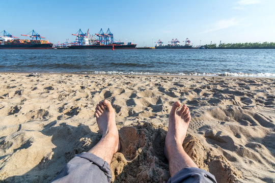 Füße im Sand am Elbstrand in Hamburg