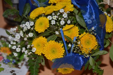 Blau-gelbe Blütendekoration - Tischdekoration 