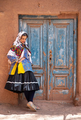 Fototapeta na wymiar beautiful Iranian lady in a village of Abyaneh