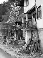 Heruntergekommene alte Häuserzeile mit Sperrmüll in den Gassen der Altstadt von Göynük in der...