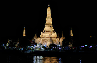 Naklejka premium wat arun in bangkok at night