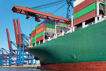 Containerschiff mit Frachtgut im Hafen