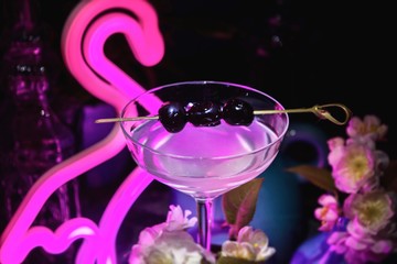 Cocktail vor Neon Flamingo