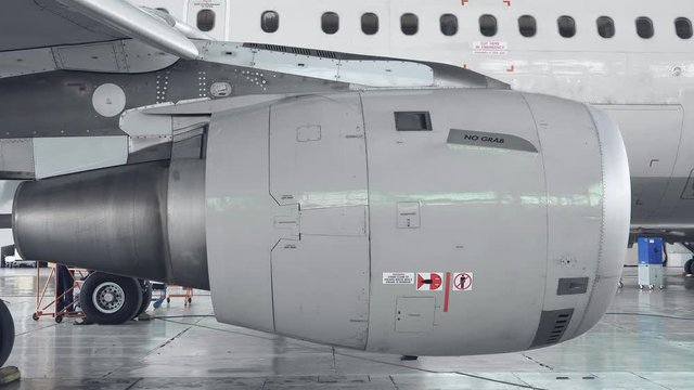 Check reverse the engine of a passenger plane 4k