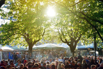 The beer garden at the sales market in munich - obrazy, fototapety, plakaty