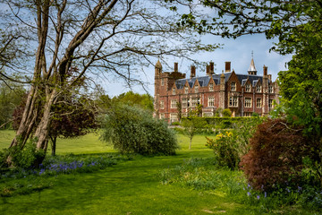 Fototapeta premium Stately home in park