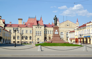 Obraz premium RYBINSK, RUSSIA. A view of Red Square with a monument to V.I. Lenin against the background of the museum building. Yaroslavl region