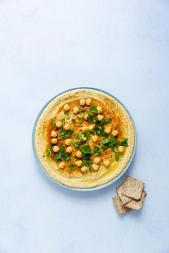 Hummus with crackers