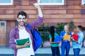 Spanischer Student hat Sprachkurs bestanden