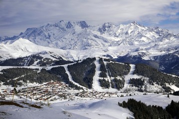 Station de ski et ses pistes.