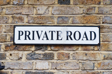 Señal camino privado en calle de Londres
