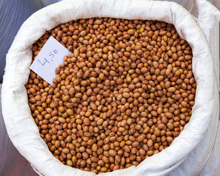 Alubias pintas en un saco a la venta en el mercado