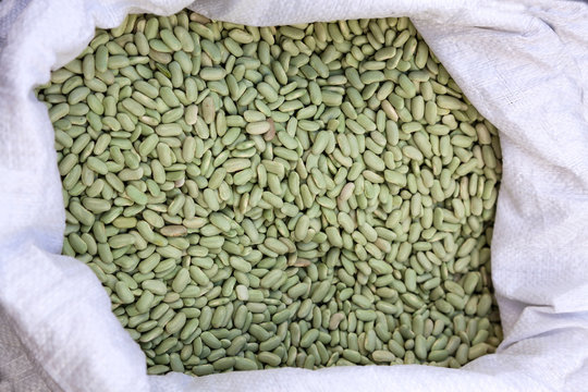 Alubia verdina en saco a la venta en un mercado