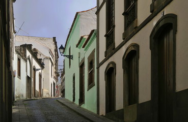 Fototapeta na wymiar street with old houses in the town of Arucas in the island of Gran Canaria