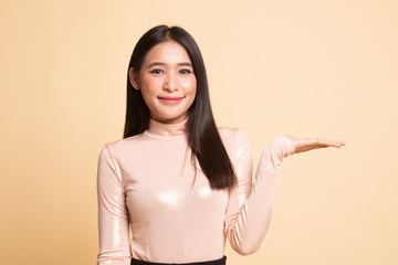Fototapeta premium Beautiful young Asian woman show palm hand.