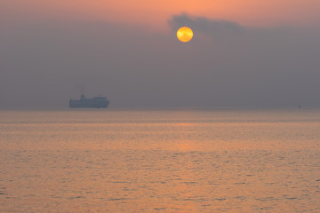 朝の海。太陽と入港に近く船の影DSC2215