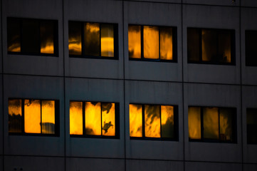 窓に映る夕空DSC5342