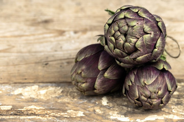 Obraz premium artichokes composition on old clear wood table