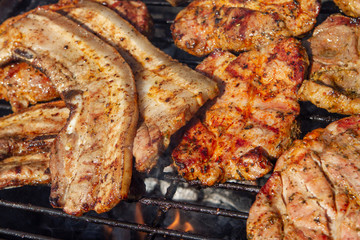 verschiedene Fleischsorten auf dem Grill