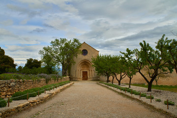 Chemin menant &agrave; l'abbaye de Ganagobie