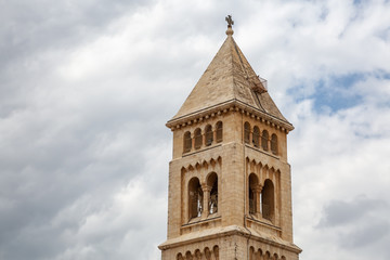 Obraz premium Old city in Jerusalem, Israel, during a cloudy day.