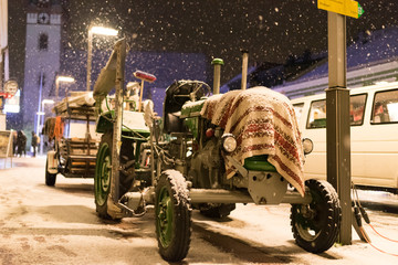 Traktor im Winter am Wochenmarkt mit Schnee © Fabrizio