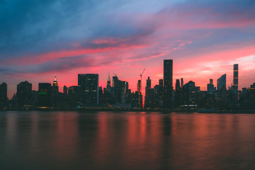 Obraz premium New York City skyline silhouette during colorful sunset