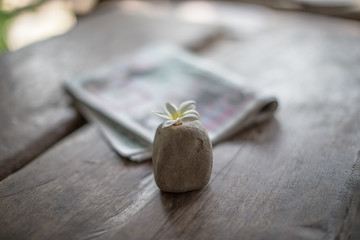 Blurred background of decorative items on wooden tables (flower vases, stones, newspapers, glassware) that are beautifully decorated to satisfy the customers who come to use in the shop.