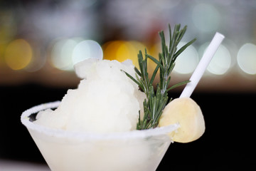 Margarita decorada con romero 