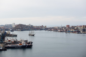 Fototapeta na wymiar Training sailing vessel Pallada in the Golden Horn Bay in Vladivostok