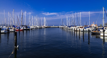 Fototapeta premium Segelboote im Hafen Laboe Kieler Förde Ostsee