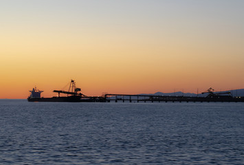 Obraz premium docked cargo ship at dusk