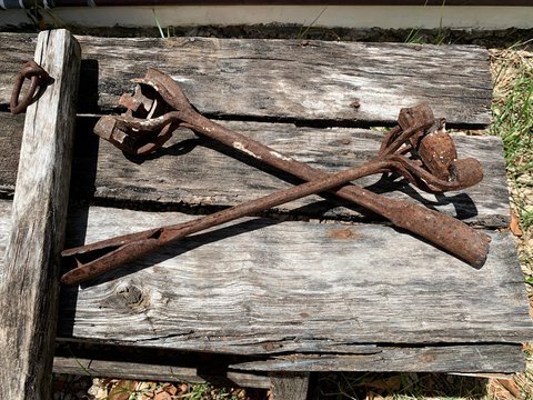 Fierros viejos y oxidados para marcar ganado sobre carretilla de madera